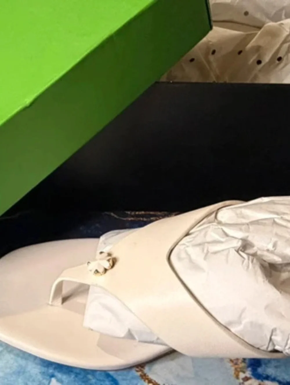 NIB Kate Spade Cream Leather Spade Flower Kitten Heel Sandals - Size 8